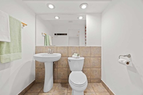 159 Shawinigan Drive Sw, Calgary, AB - Indoor Photo Showing Bathroom