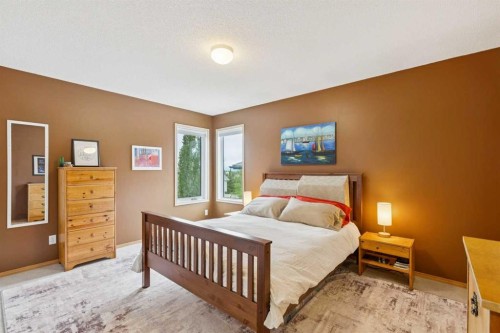 23 Tuscarora Close Nw, Calgary, AB - Indoor Photo Showing Bedroom