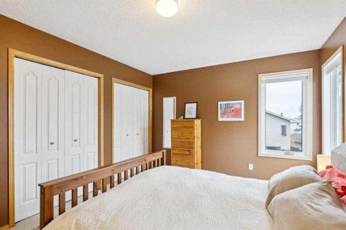 23 Tuscarora Close Nw, Calgary, AB - Indoor Photo Showing Bedroom