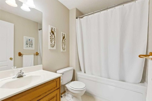 23 Tuscarora Close Nw, Calgary, AB - Indoor Photo Showing Bathroom