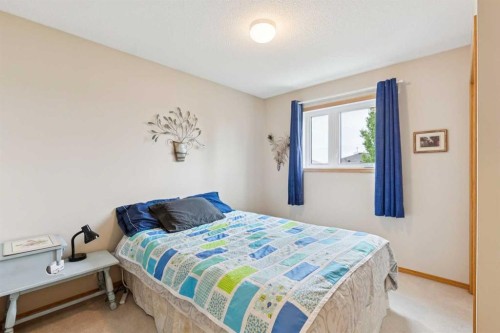 23 Tuscarora Close Nw, Calgary, AB - Indoor Photo Showing Bedroom