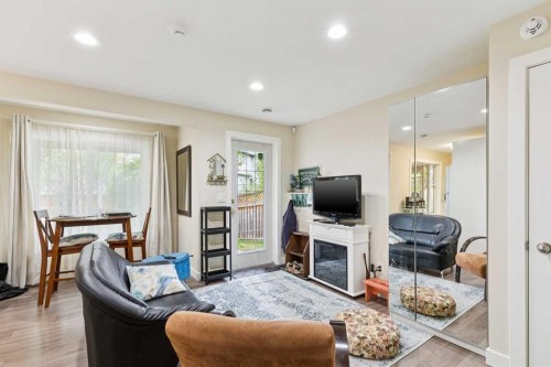 23 Tuscarora Close Nw, Calgary, AB - Indoor Photo Showing Living Room
