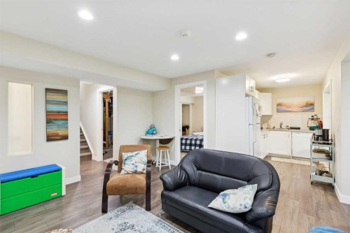 23 Tuscarora Close Nw, Calgary, AB - Indoor Photo Showing Living Room