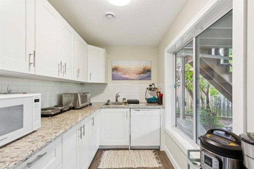 23 Tuscarora Close Nw, Calgary, AB - Indoor Photo Showing Kitchen