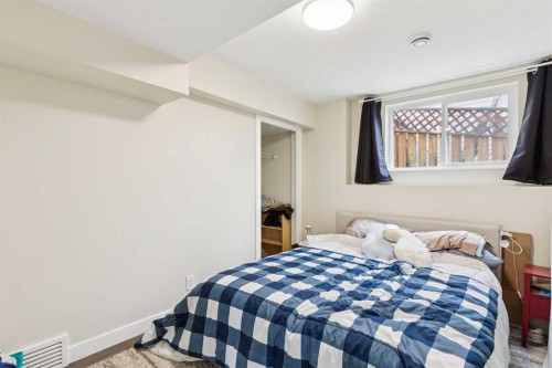 23 Tuscarora Close Nw, Calgary, AB - Indoor Photo Showing Bedroom