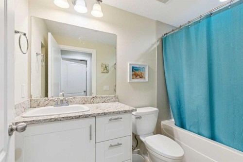 23 Tuscarora Close Nw, Calgary, AB - Indoor Photo Showing Bathroom