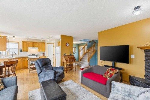 23 Tuscarora Close Nw, Calgary, AB - Indoor Photo Showing Living Room