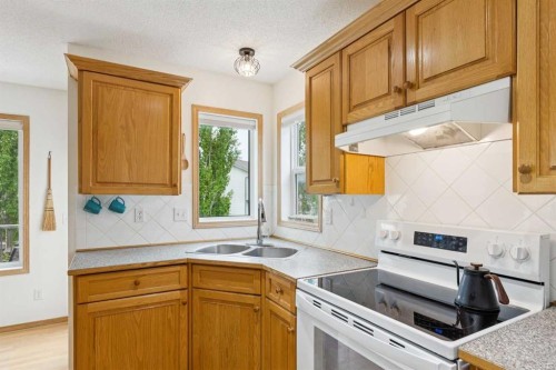 23 Tuscarora Close Nw, Calgary, AB - Indoor Photo Showing Kitchen With Double Sink