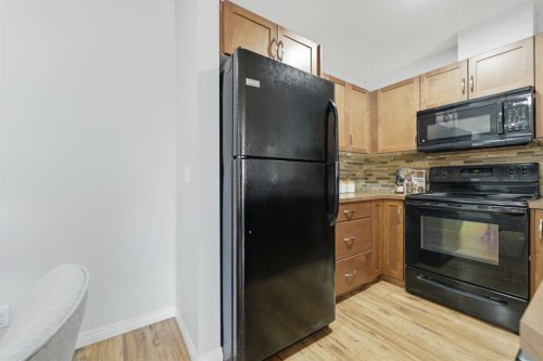 2223-115 Prestwick Villas Se, Calgary, AB - Indoor Photo Showing Kitchen