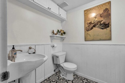 712 14 Street Se, Calgary, AB - Indoor Photo Showing Bathroom