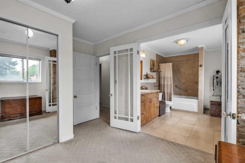 712 14 Street Se, Calgary, AB - Indoor Photo Showing Other Room