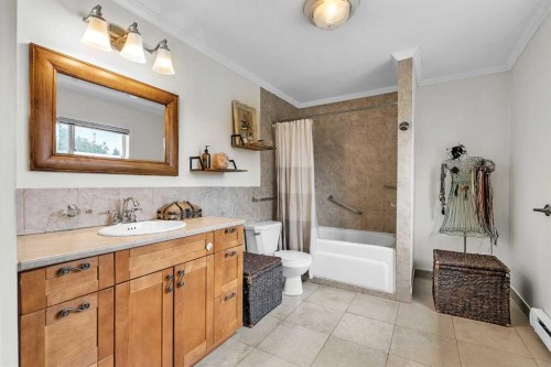 712 14 Street Se, Calgary, AB - Indoor Photo Showing Bathroom