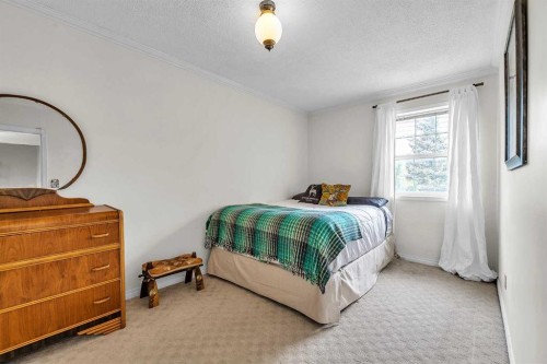 712 14 Street Se, Calgary, AB - Indoor Photo Showing Bedroom