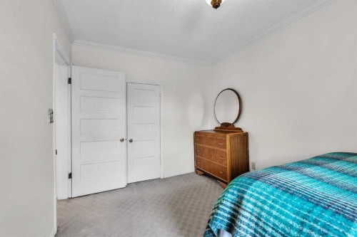 712 14 Street Se, Calgary, AB - Indoor Photo Showing Bedroom