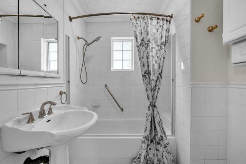712 14 Street Se, Calgary, AB - Indoor Photo Showing Bathroom