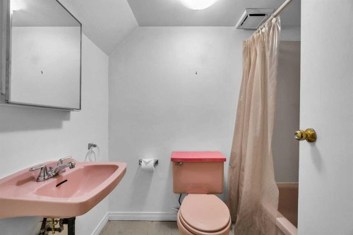 712 14 Street Se, Calgary, AB - Indoor Photo Showing Bathroom