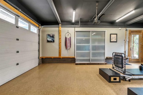 712 14 Street Se, Calgary, AB - Indoor Photo Showing Garage