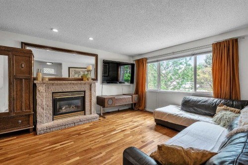 712 14 Street Se, Calgary, AB - Indoor Photo Showing Living Room With Fireplace
