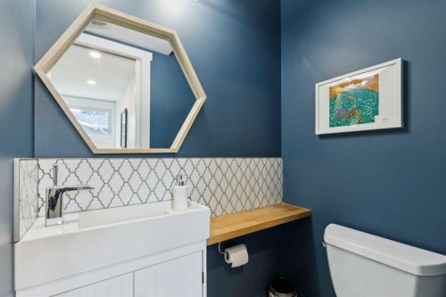 5924 Dalridge Hill Nw, Calgary, AB - Indoor Photo Showing Bathroom