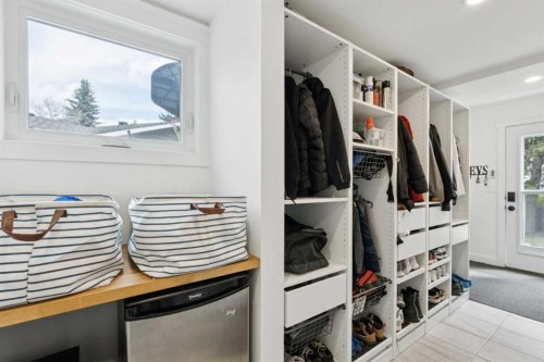 5924 Dalridge Hill Nw, Calgary, AB - Indoor With Storage