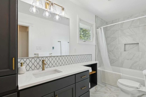 5924 Dalridge Hill Nw, Calgary, AB - Indoor Photo Showing Bathroom