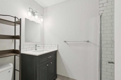 5924 Dalridge Hill Nw, Calgary, AB - Indoor Photo Showing Bathroom