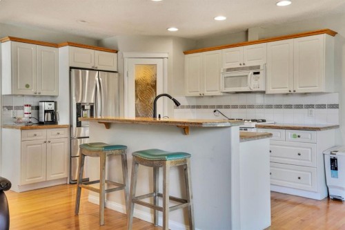 1650 Westmount Boulevard Nw, Calgary, AB - Indoor Photo Showing Kitchen