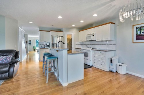1650 Westmount Boulevard Nw, Calgary, AB - Indoor Photo Showing Kitchen With Upgraded Kitchen