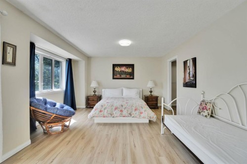 1650 Westmount Boulevard Nw, Calgary, AB - Indoor Photo Showing Bedroom