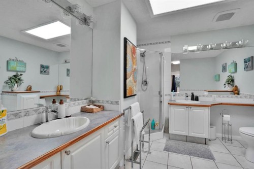 1650 Westmount Boulevard Nw, Calgary, AB - Indoor Photo Showing Bathroom