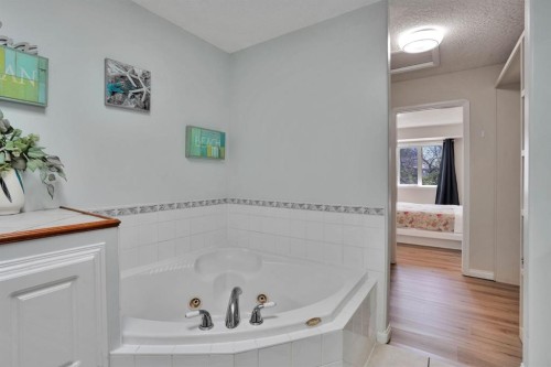 1650 Westmount Boulevard Nw, Calgary, AB - Indoor Photo Showing Bathroom