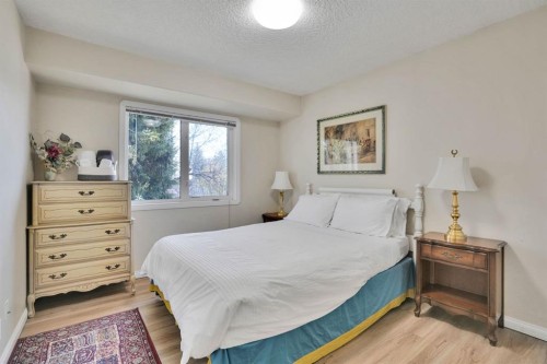 1650 Westmount Boulevard Nw, Calgary, AB - Indoor Photo Showing Bedroom