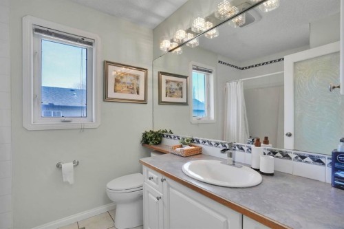 1650 Westmount Boulevard Nw, Calgary, AB - Indoor Photo Showing Bathroom