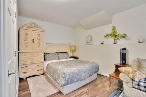 1650 Westmount Boulevard Nw, Calgary, AB - Indoor Photo Showing Bedroom
