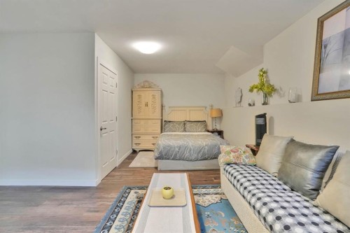 1650 Westmount Boulevard Nw, Calgary, AB - Indoor Photo Showing Bedroom