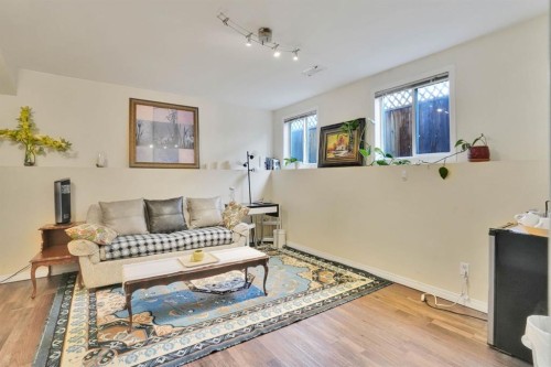 1650 Westmount Boulevard Nw, Calgary, AB - Indoor Photo Showing Living Room