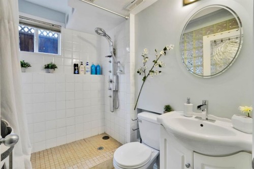 1650 Westmount Boulevard Nw, Calgary, AB - Indoor Photo Showing Bathroom