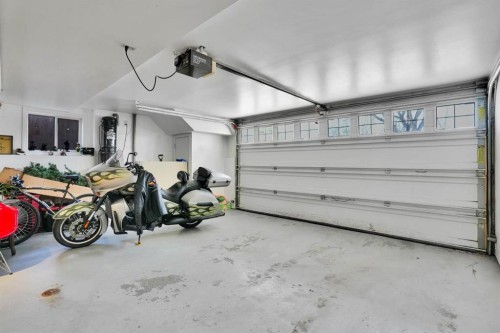1650 Westmount Boulevard Nw, Calgary, AB - Indoor Photo Showing Garage