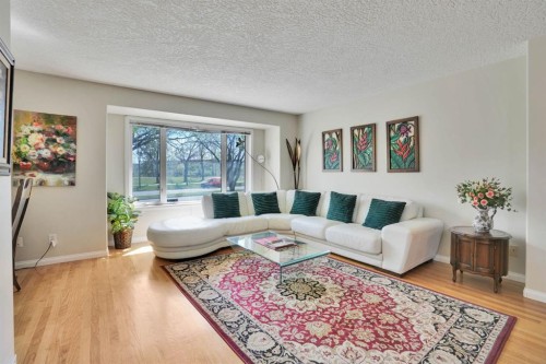 1650 Westmount Boulevard Nw, Calgary, AB - Indoor Photo Showing Living Room