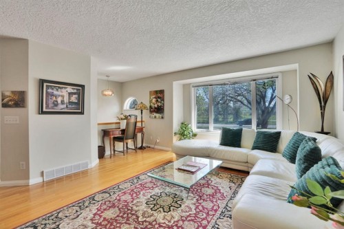1650 Westmount Boulevard Nw, Calgary, AB - Indoor Photo Showing Living Room