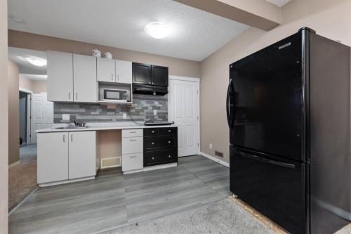 203 Morningside Circle Sw, Airdrie, AB - Indoor Photo Showing Kitchen