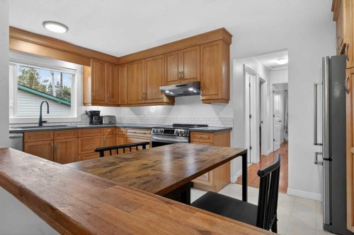 203 Southampton Drive Sw, Calgary, AB - Indoor Photo Showing Kitchen