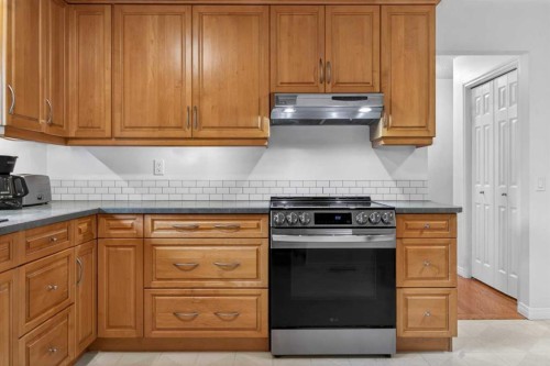 203 Southampton Drive Sw, Calgary, AB - Indoor Photo Showing Kitchen