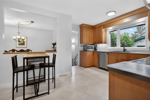 203 Southampton Drive Sw, Calgary, AB - Indoor Photo Showing Kitchen