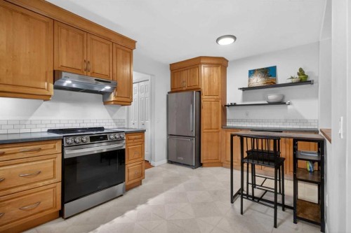 203 Southampton Drive Sw, Calgary, AB - Indoor Photo Showing Kitchen