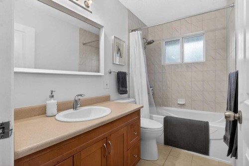 203 Southampton Drive Sw, Calgary, AB - Indoor Photo Showing Bathroom