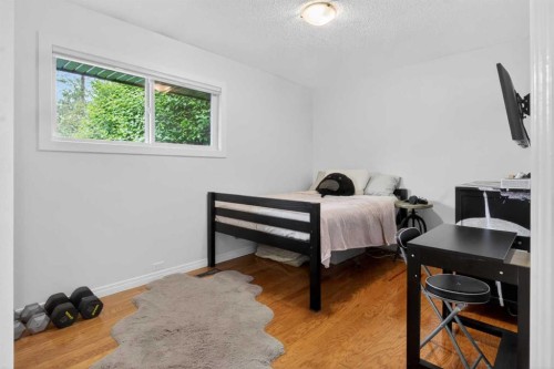 203 Southampton Drive Sw, Calgary, AB - Indoor Photo Showing Bedroom