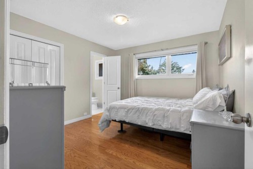 203 Southampton Drive Sw, Calgary, AB - Indoor Photo Showing Bedroom