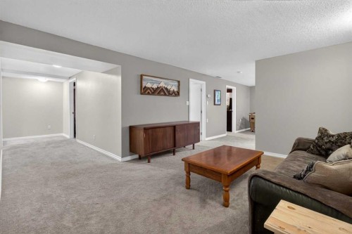 203 Southampton Drive Sw, Calgary, AB - Indoor Photo Showing Living Room