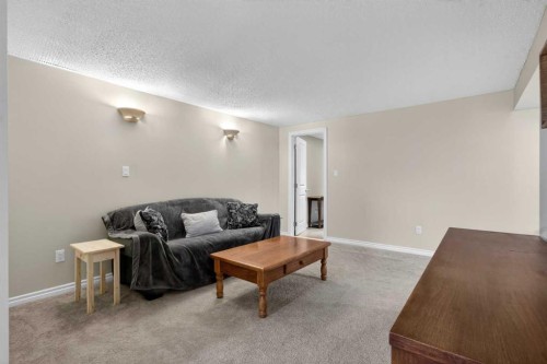 203 Southampton Drive Sw, Calgary, AB - Indoor Photo Showing Living Room